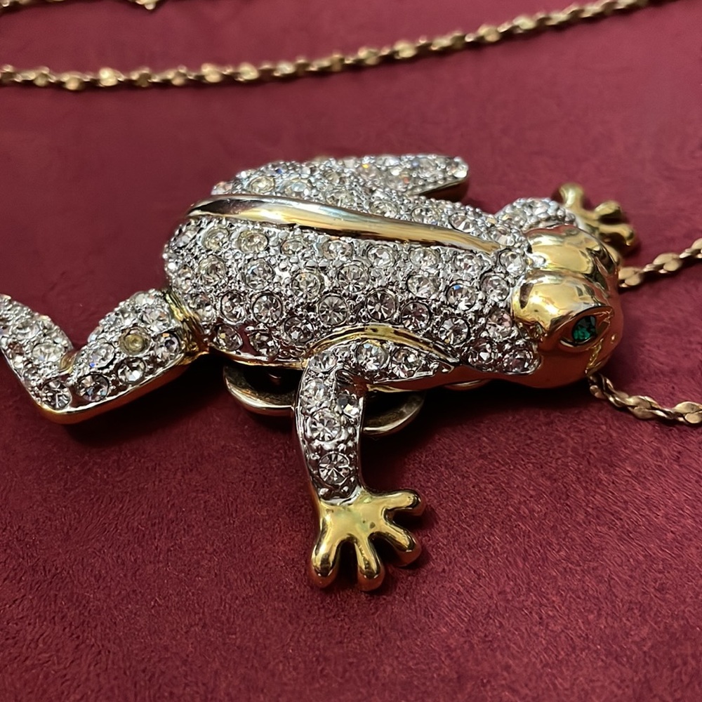Gold tone Crystal Frog pendant - Picture 2 of 9